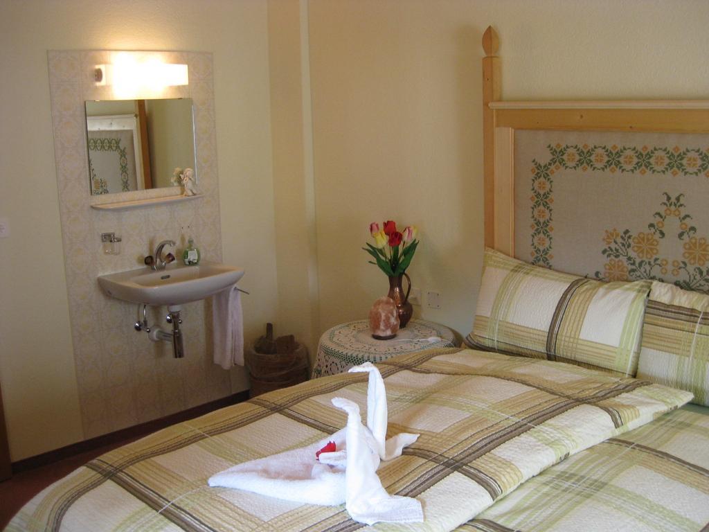 Garni Fluela Susch Hotel Стая снимка
